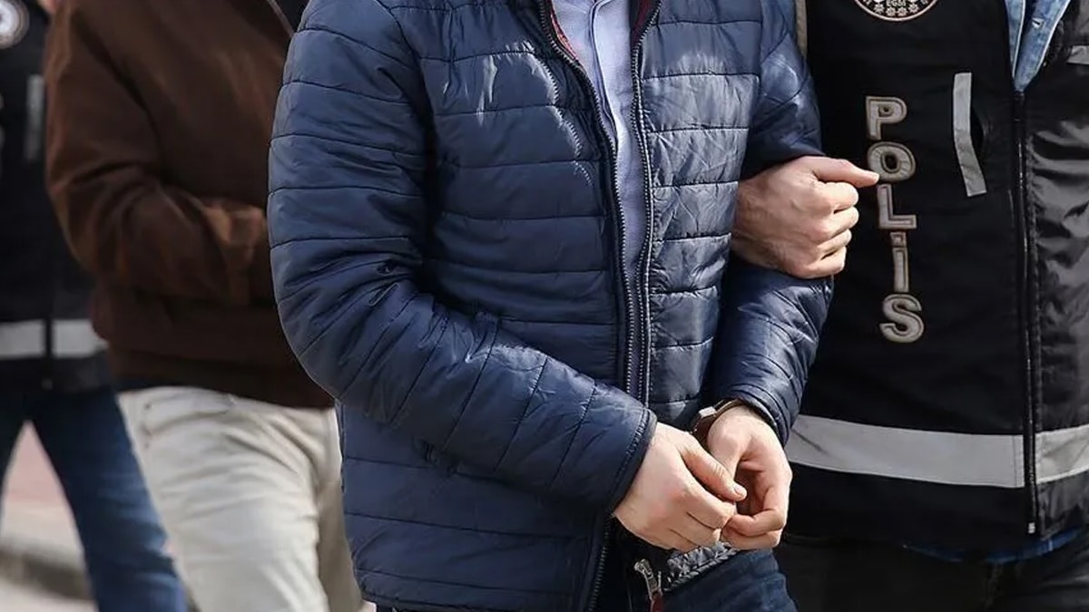 İzmir Konak'ta Polis Baskını: 59 Bin Uyuşturucu Hap ve Kalaşnikof Ele Geçirildi