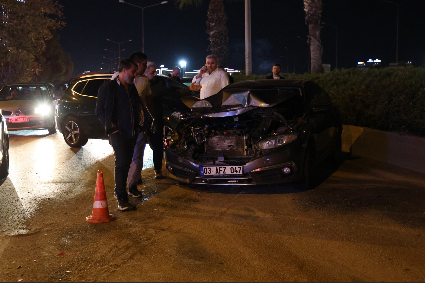 İzmir Konak'ta zincirleme kaza: 7 araç ve 1 motosiklet birbirine girdi