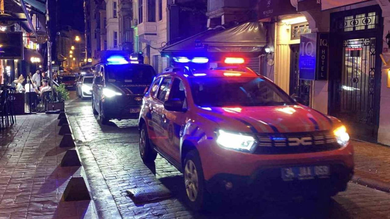 İzmir'de LGBTİ Operasyonu: 16 Kişi Tutuklandı