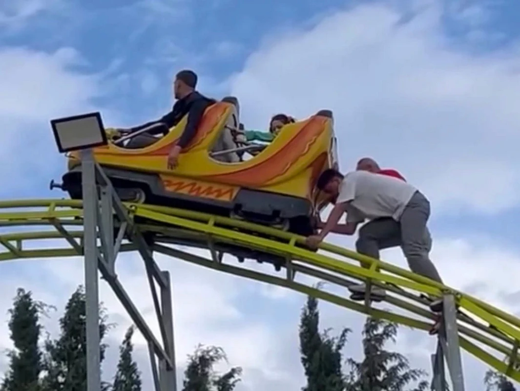İzmir'de lunaparkta oyuncak arızası: Dakikalarca baş aşağı asılı kaldılar