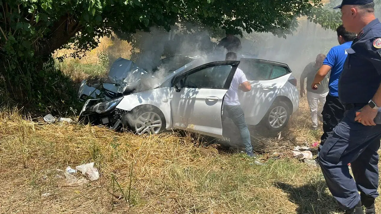 İzmir Menderes'te feci kaza: Otomobil ağaca çarptı, 4 kişi ağır yaralandı