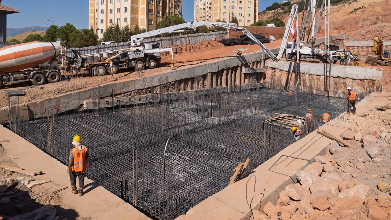 İzmir Menemen'de 3 Bin 100 Konutluk Projede İlk Temel Atıldı