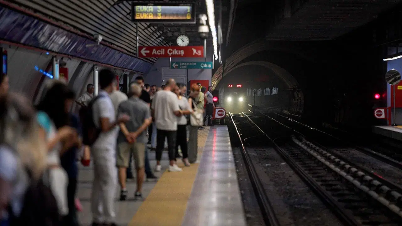 İzmir Metrosu'nda Kablo Hırsızlığı Girişimi Seferleri Aksattı
