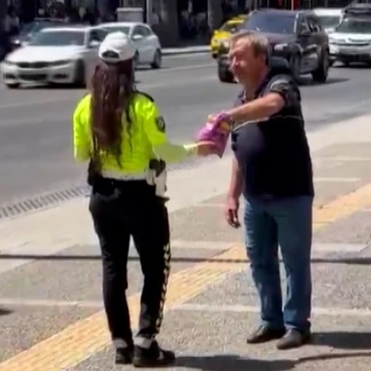 İzmir'de Mevlid Kandili'nde Trafik Polisinden Çikolata Sürprizi