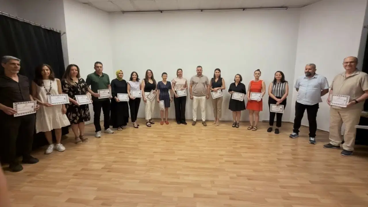 İzmir'de ödül töreninde yandaş sendika skandalı: Eğitim Sen tepkili