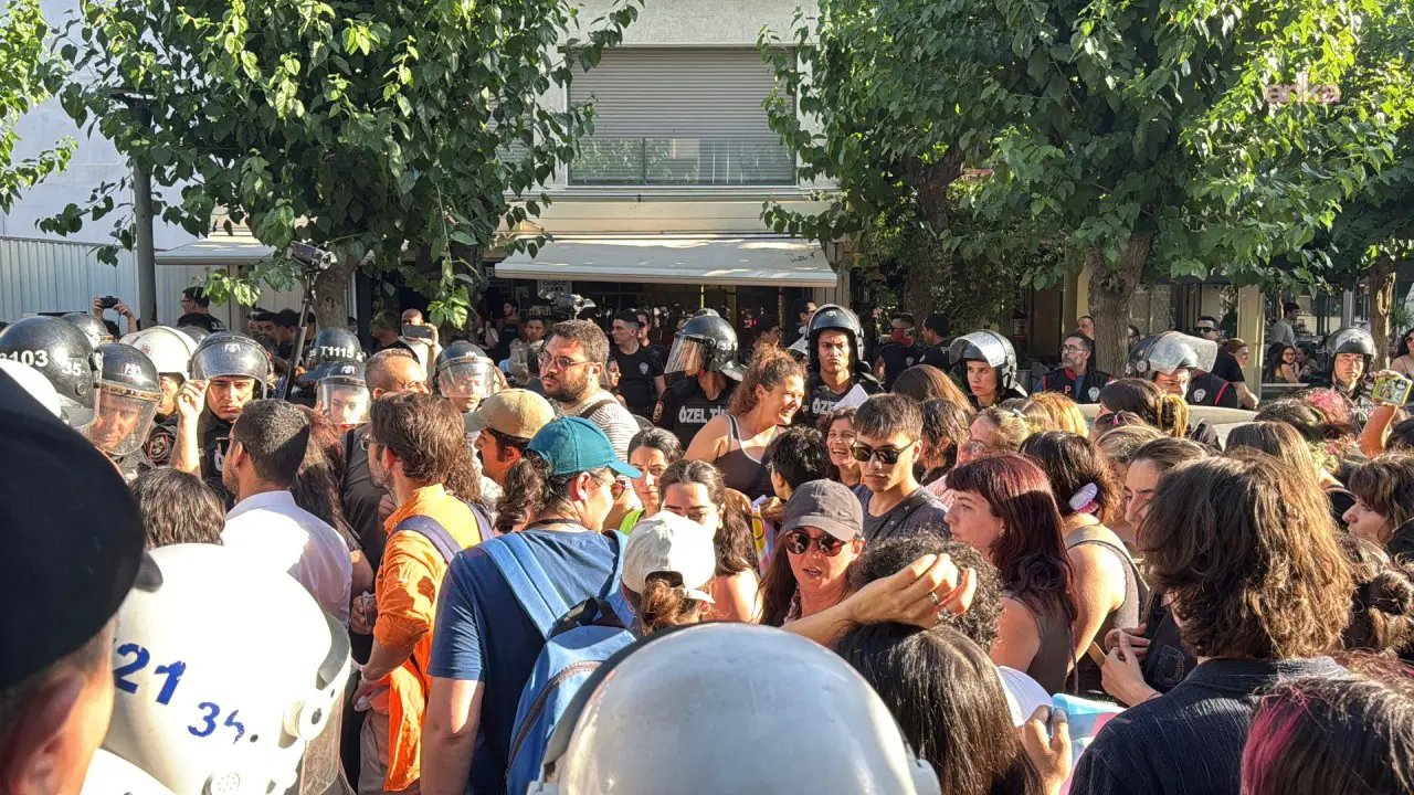 İzmir Onur Yürüyüşü'nde 36 Gözaltı: Polis Müdahale Etti