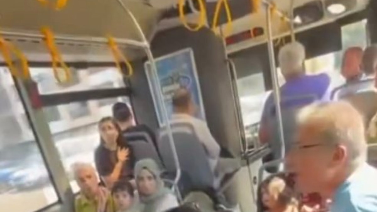 İzmir'de Otobüste Edebiyat Dersi: 'Gavur İzmir' Tartışması Gerginliğe Yol Açtı
