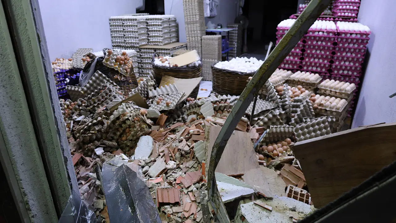 İzmir'de Otomobil Dönerciye Daldı: Binlerce Yumurta Kırıldı