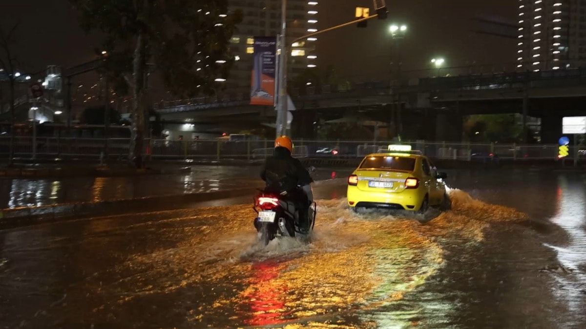 İzmir'de Sağanak Felaketi: Cadde ve Sokaklar Sular Altında