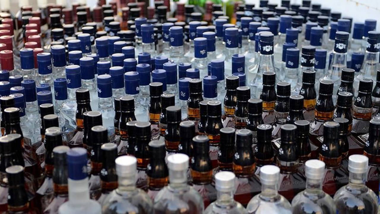 İzmir'de Sahte İçki Operasyonu: 2 Bin 200 Litre Ele Geçirildi