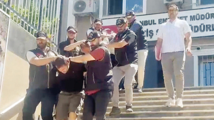 İzmir'de sahte polis vurgunu: 11 milyonluk altın dolandırıcıya gitti