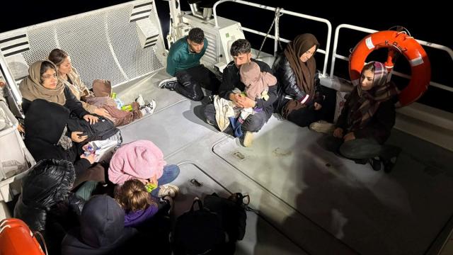 İzmir Seferihisar'da 13 Düzensiz Göçmen Yakalandı