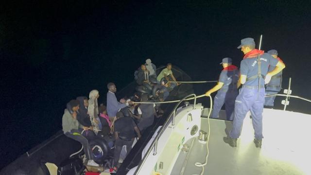İzmir açıklarında 32 düzensiz göçmen Sahil Güvenlik tarafından kurtarıldı
