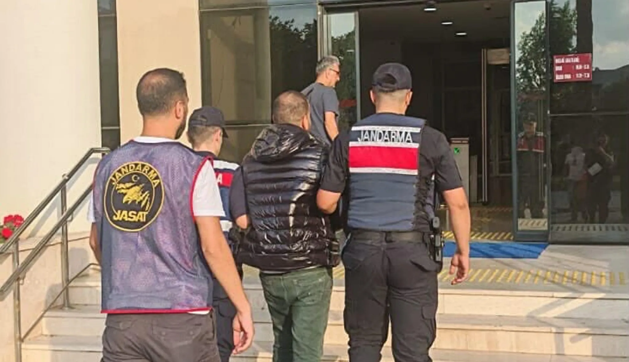 İzmir'de 60 Suçtan Aranan Firari Jandarma Operasyonuyla Yakalandı