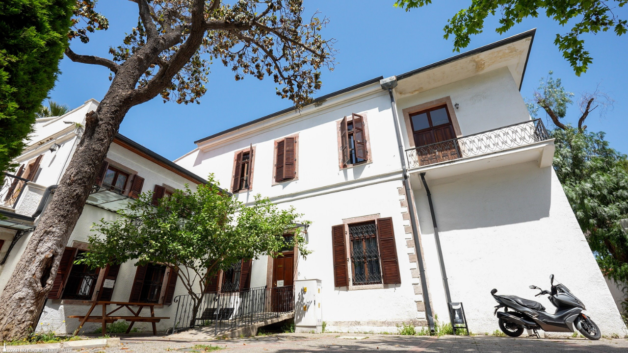 İzmir'de tarihi Kent Kütüphanesi yenilendi