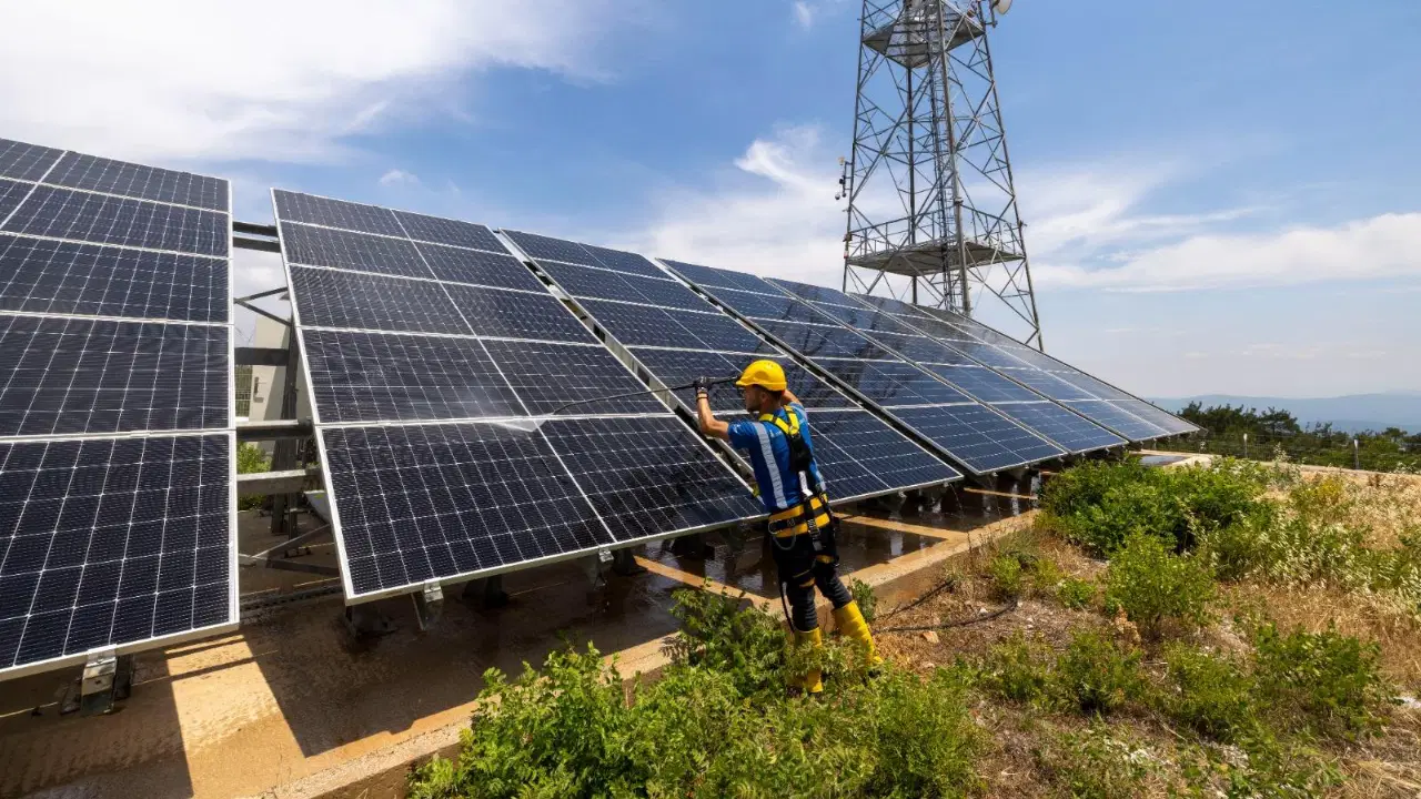 İzmir'in telsiz istasyonuna güneş enerjisi desteği