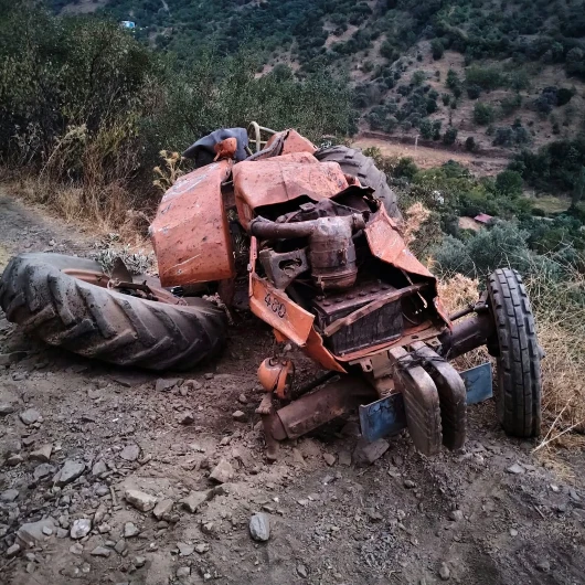 İzmir Tire'de traktör devrildi: Sürücü Nurettin Akkoyu hayatını kaybetti