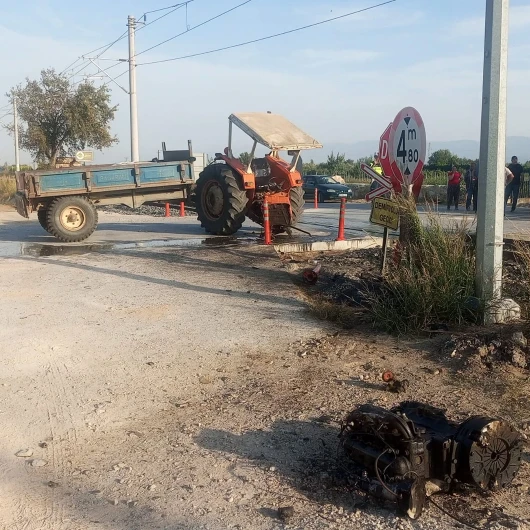 İzmir'de Tren Traktöre Çarptı: İki Kardeş Yaralandı