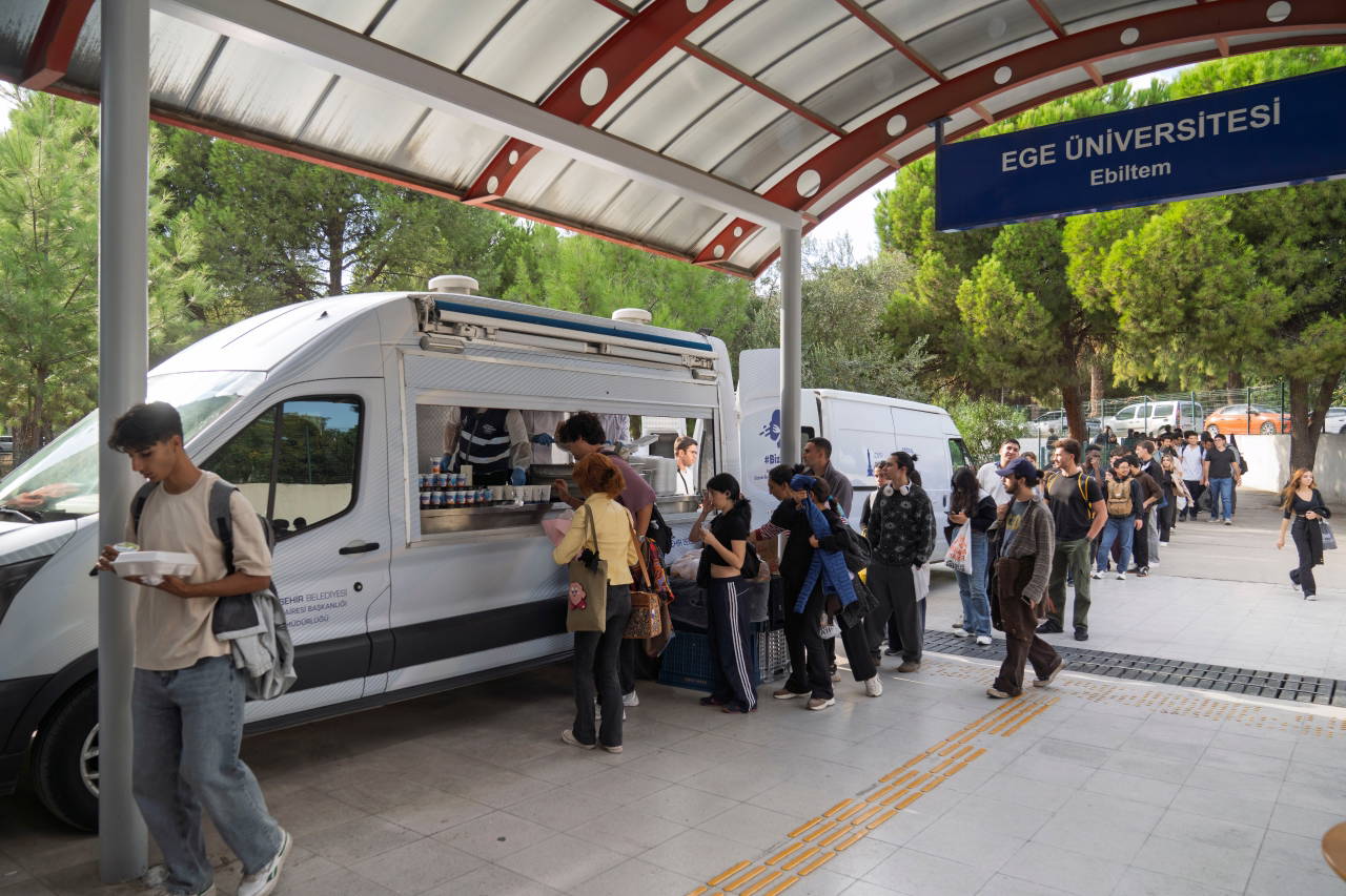 İzmir'de Üniversitelilere Ücretsiz Akşam Yemeği Desteği Sürüyor