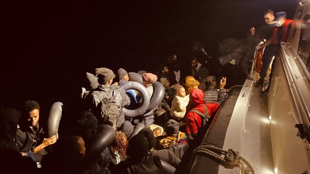 İzmir Urla açıklarında 43 düzensiz göçmen yakalandı