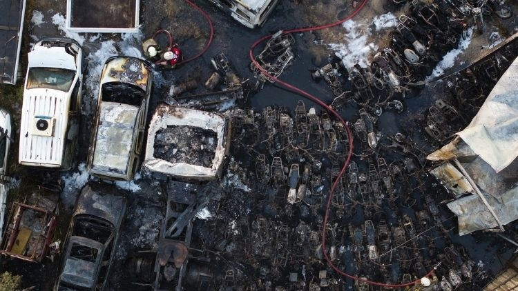 İzmir'de yediemin otoparkında yangın: 62 araç kül oldu