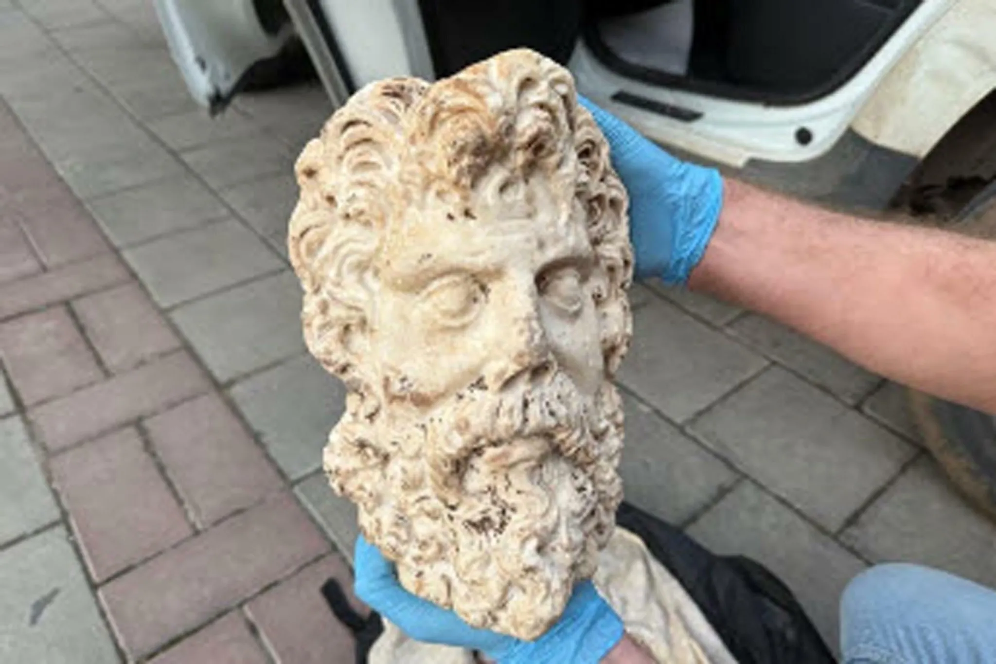 İzmir'de 2 bin yıllık Zeus heykeli ele geçirildi