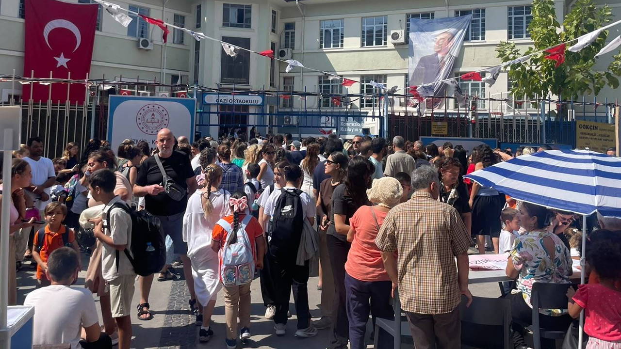 İzmir'de 3 Okul Tek Binaya Sığdırıldı: Veliler İsyan Etti