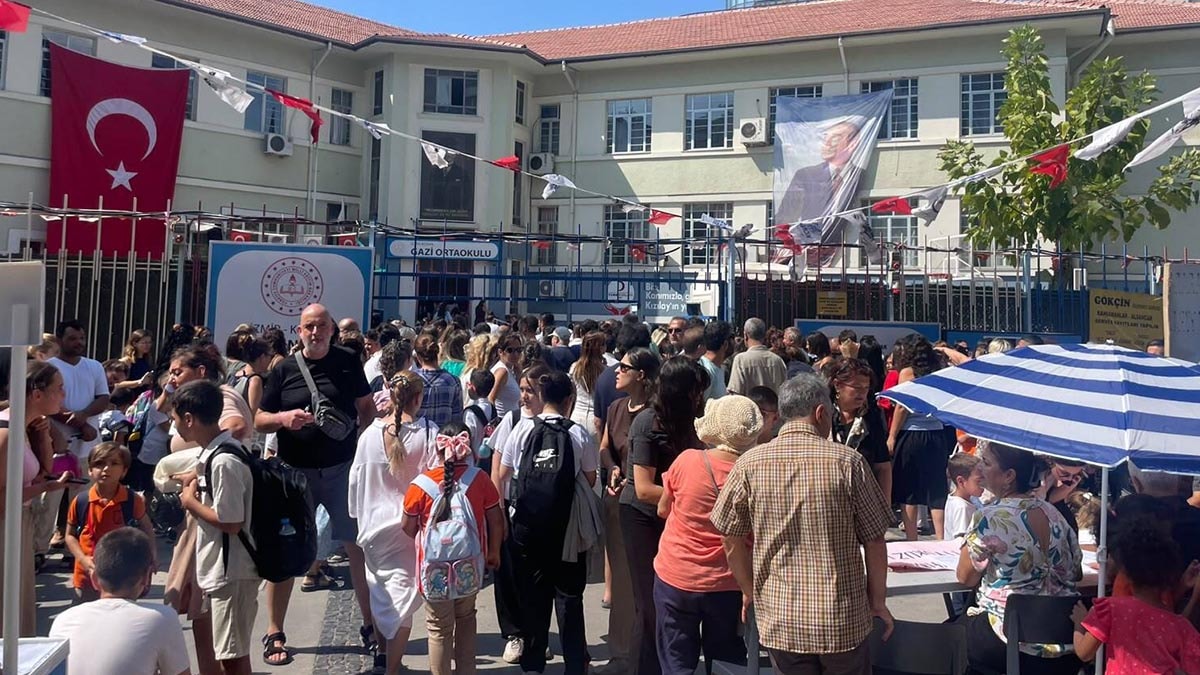 İzmir'de 3 Okul Tek Binaya Sıkıştırıldı: Veliler İsyan Etti