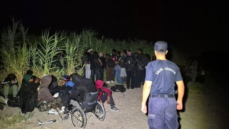 İzmir'de 62 Düzensiz Göçmen Yakalandı, 1 Organizatör Tutuklandı