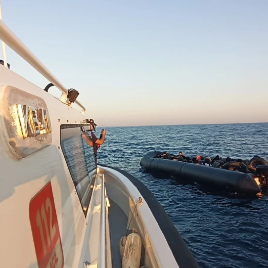 İzmir'de 73 Düzensiz Göçmen Sahil Güvenlik Operasyonuyla Yakalandı