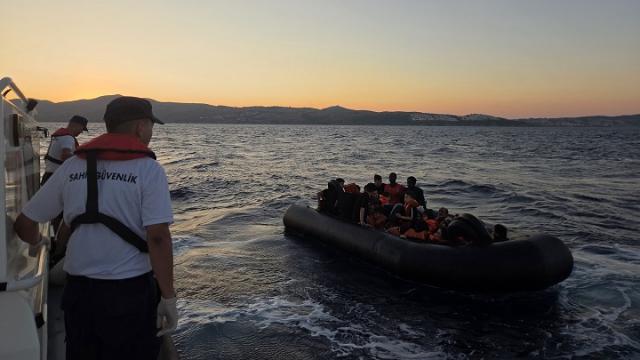 İzmir'de 80 Düzensiz Göçmen Yakalandı, 7 Kurtarıldı