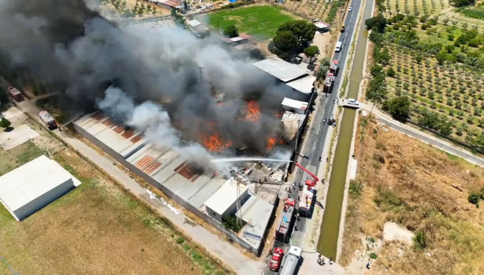 İzmir'de atık fabrikasında alevler yükseldi