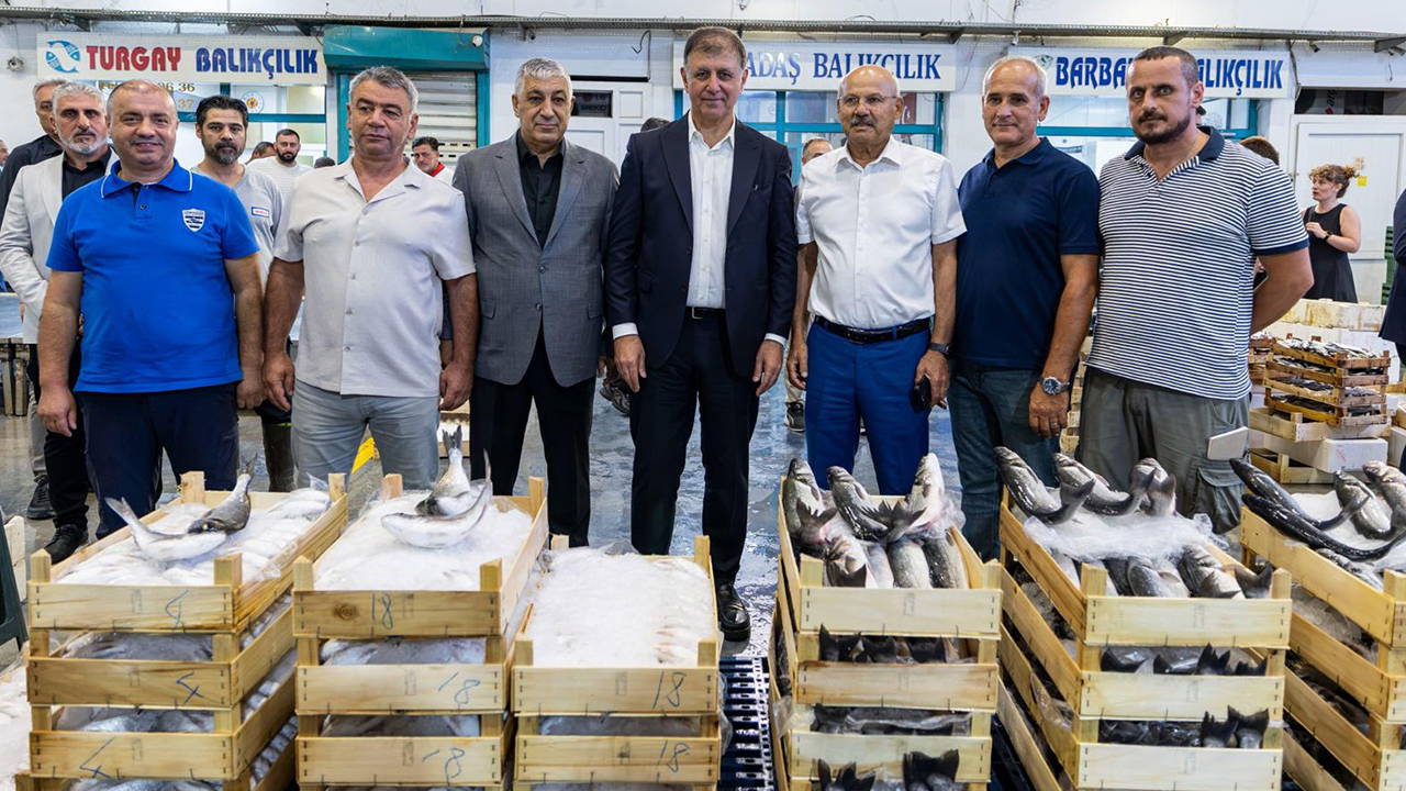 İzmir'de Balık Sezonu Açıldı: Başkan Tugay'dan Balıkçılara Bereketli Sezon Mesajı