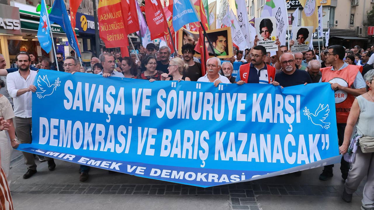 İzmir'de Barış Yürüyüşü: 'Savaşın Bedelini Halklar Ödüyor