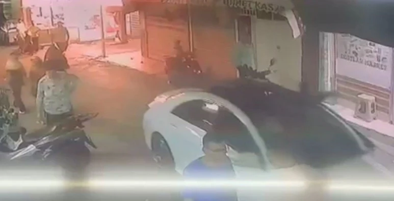 İzmir'de bıçaklı saldırı: Araç peşinde koşup öldürdü