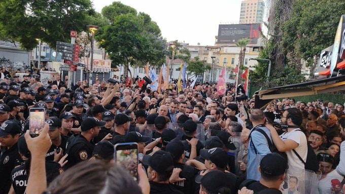 İzmir'de Cemil Tugay Protestosu: 'İzmir Bunu Unutmaz