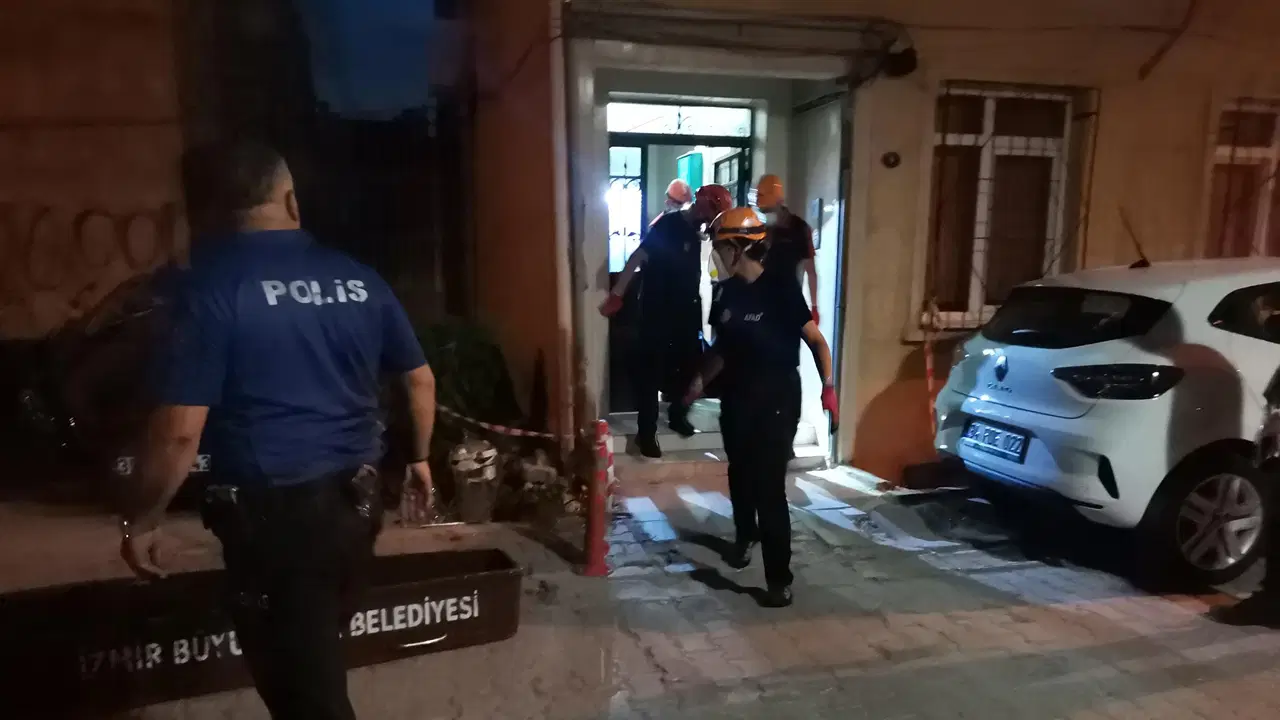 İzmir'de Ev Yangını: Hayatını Kaybeden Vatandaş İçin Soruşturma Başlatıldı