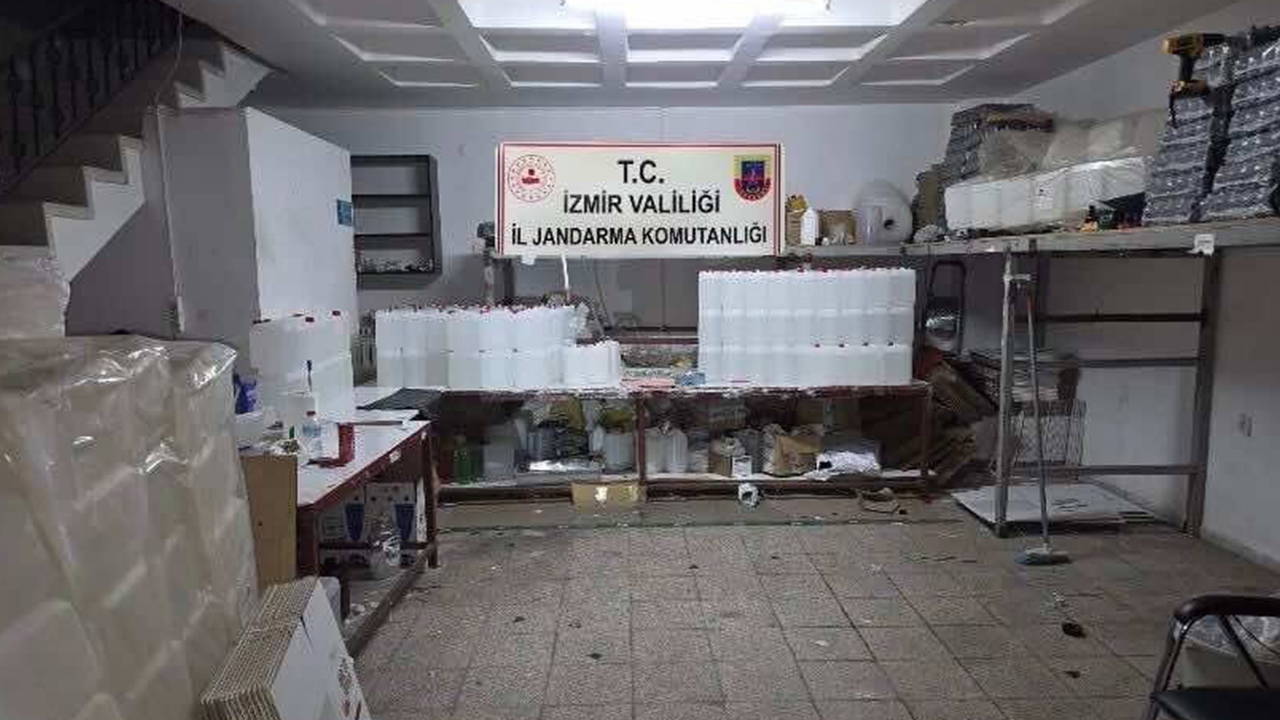 İzmir'de kaçak içki operasyonları: 14 gözaltı, 2,5 milyon liralık ürün ele geçirildi