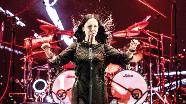 İzmir'de Rock Gecesi: Şebnem Ferah İzmir Arena'da Sahne Aldı