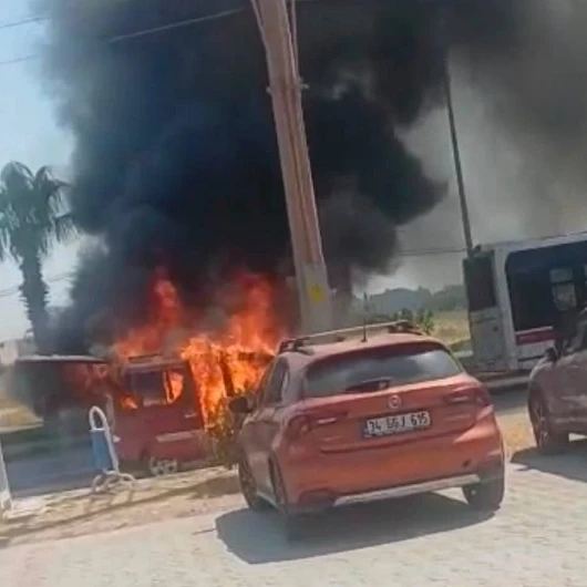 İzmir'de seyir halindeki araç alev aldı