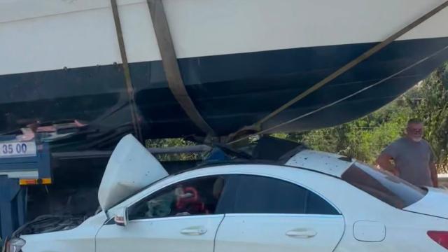 İzmir'de Seyir Halindeki Otomobil Çekicideki Tekneye Çarptı