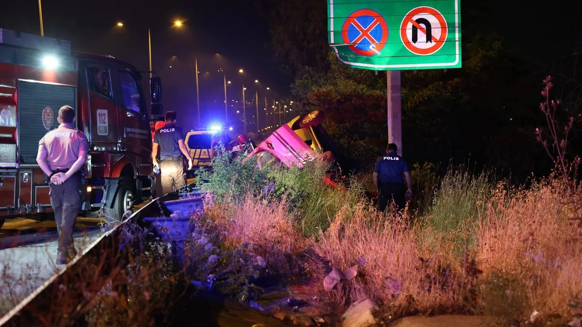 İzmir'de Su Kanalına Giren Araç Takla Atarak Şarampole Devrildi: 2 Ölü