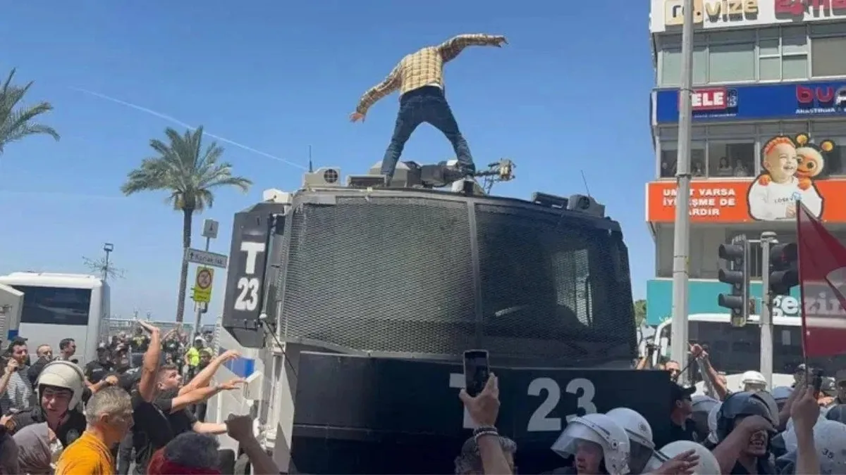 İzmir'de TOMA'ya zarar veren CHP'li provokatörün müdür yardımcılığı düştü