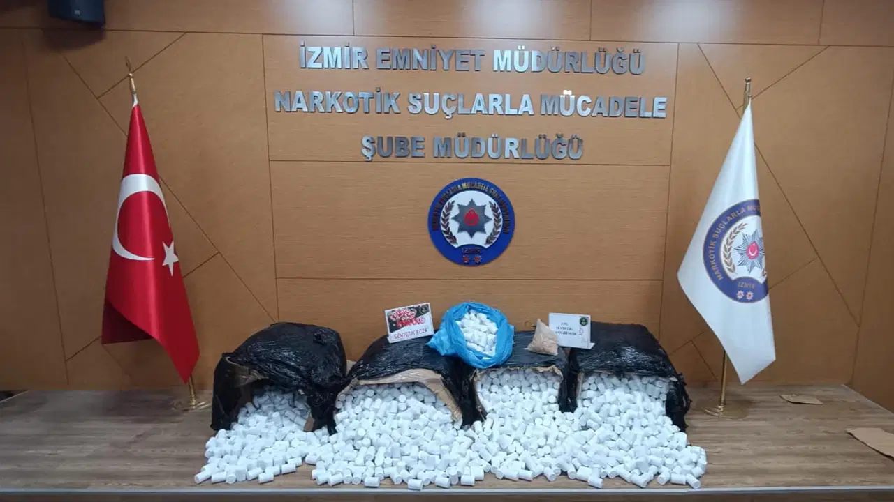 İzmir'de uyuşturucu operasyonu: 196 bin hap ele geçirildi, 3 tutuklama