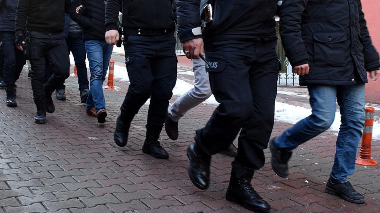 İzmir'de uyuşturucu operasyonunda 13 şüpheli tutuklandı