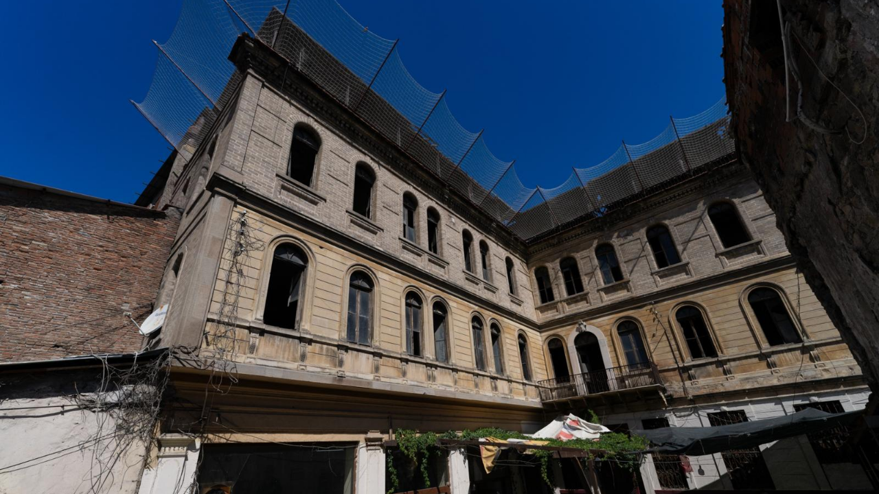 İzmir'in Tarihi Cihan Palas Oteli Restorasyonla Yeniden Hayat Buluyor