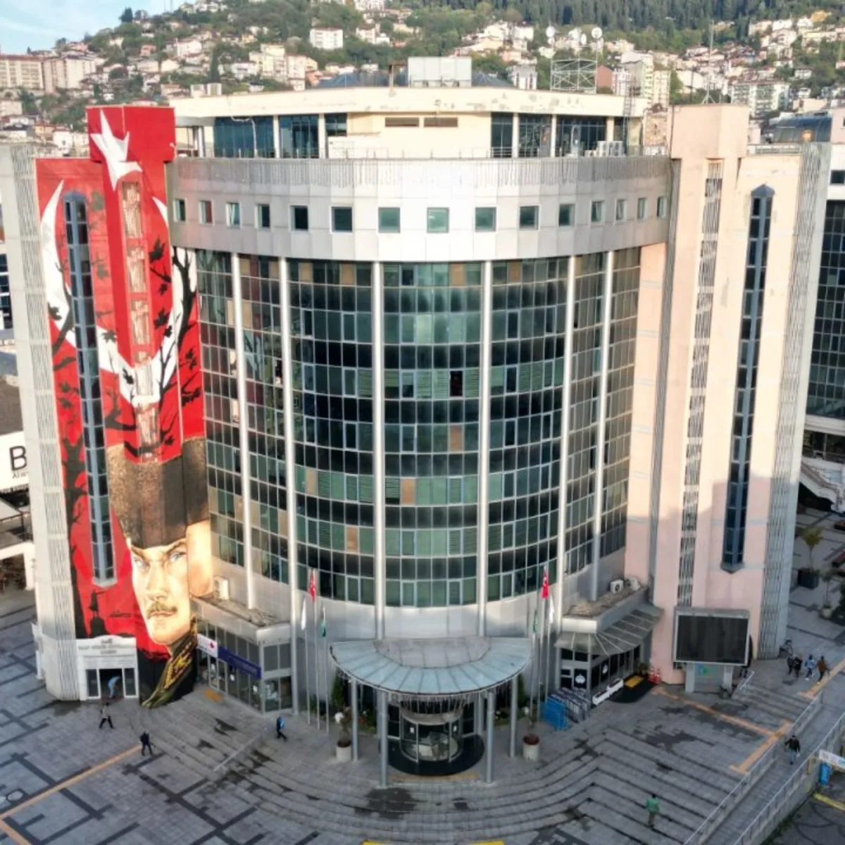 İzmit Belediyesi'ne operasyon: Başkan Hürriyet ve eşi gözaltında