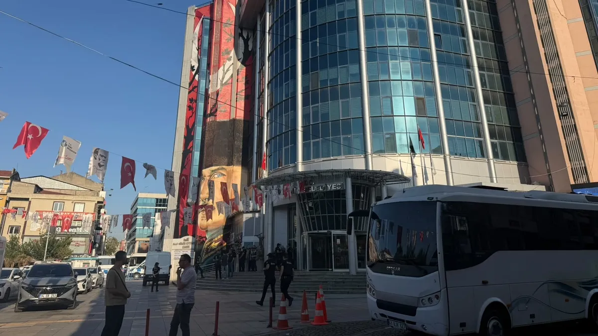 İzmit Belediyesi'ne operasyon: Başkan ve ilçe başkanı gözaltında