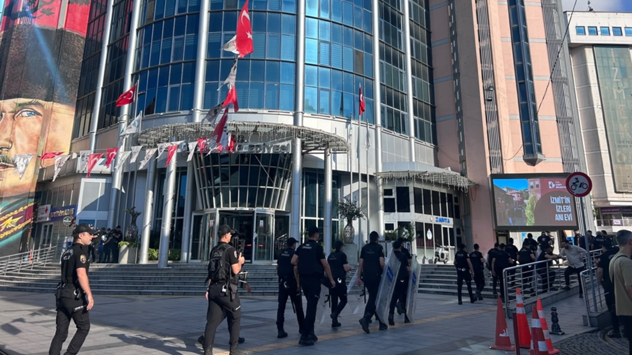 İzmit Belediyesi'ndeki polis araması sona erdi: Belediye yine seçilmiş iradeye teslim edilecek
