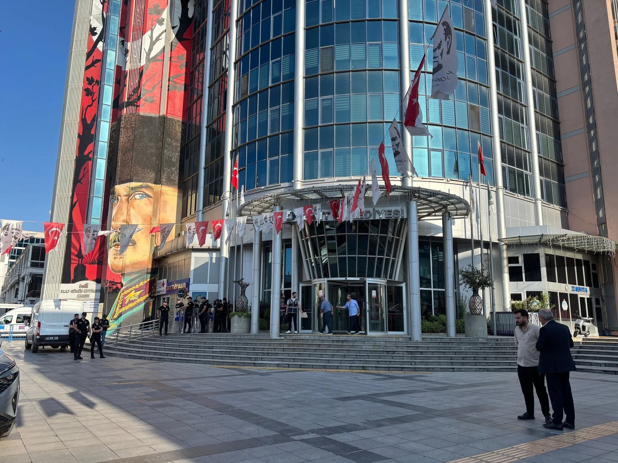 İzmit Belediyesi'nde yolsuzluk soruşturması: 3 kilo altın, ihale yüzdeleri ve para trafiği iddiaları